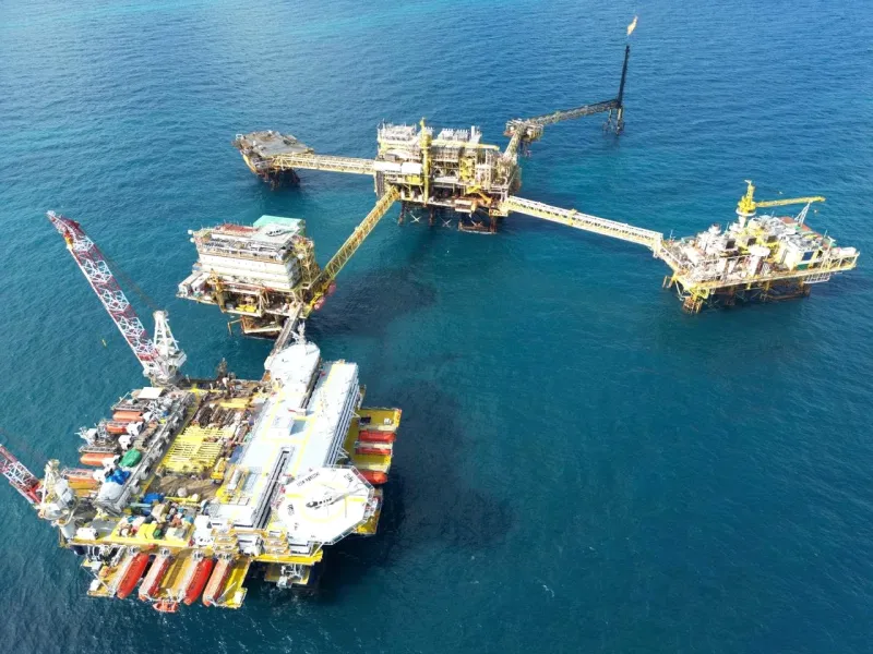 Una plataforma petrolera en medio del mar. 