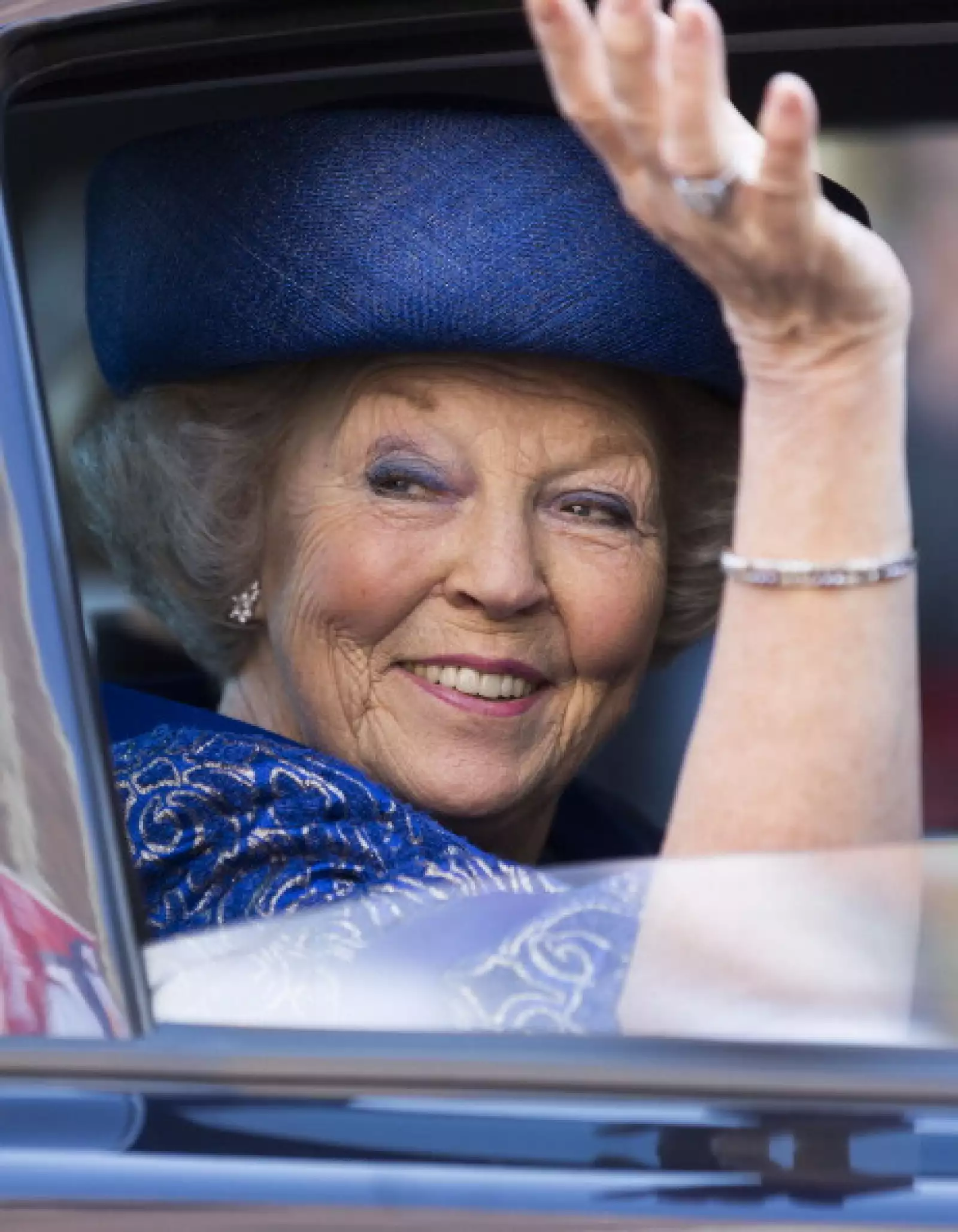 4.	Reina Beatriz, se casó con el aristócrata alemán Claus von Amsberg en 1966, Claus le dio de anillo de compromiso un solitario que contaba con una doble aureola alrededor de éste.