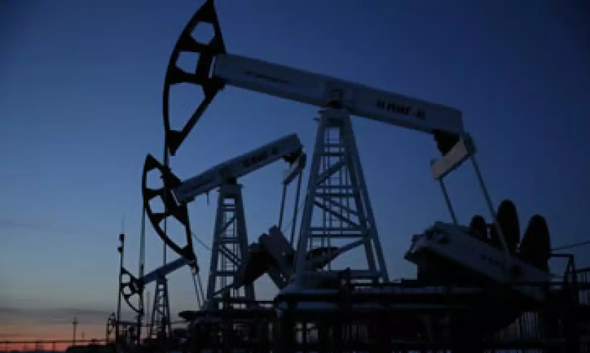 Una bomba extrae petróleo en un campo de la compañía Lukoil afuera de la región siberiana de Kogalym (Foto: Reuters/Archivo)