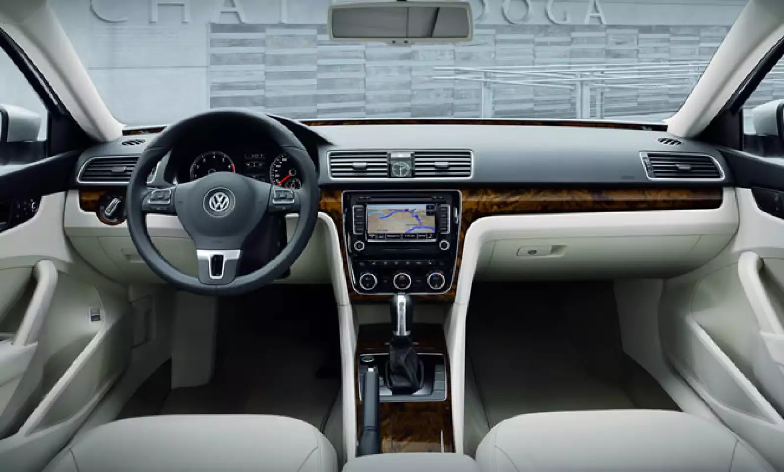 El diseño interior también está dominado por líneas horizontales y verticales, con armonía entre sus elementos y asientos de piel.