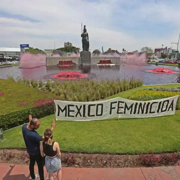 Se tiñen de rojo las aguas que rodean el monumento de la Glorieta Minerva, esto previo a celebrarse el Día internacional de la mujer.