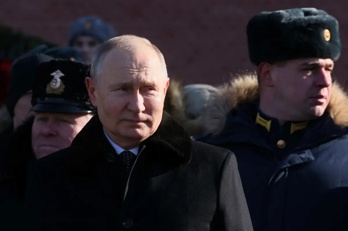 El presidente ruso Vladimir Putin aiste a una ceremonia de colocación de coronas en tumba del soldado desconocido en el muro del Kremlin en el día del Defensor de la Patria en Moscú. 