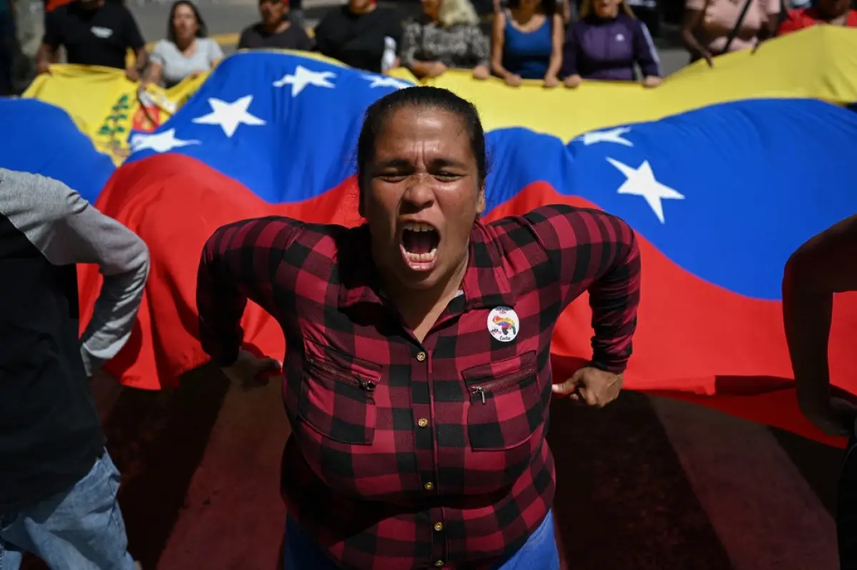 La gente se reúne fuera de un centro de votación durante un referéndum consultivo burlón de la soberanía venezolana sobre el Esequibo, en Caracas el 19 de noviembre de 2023.