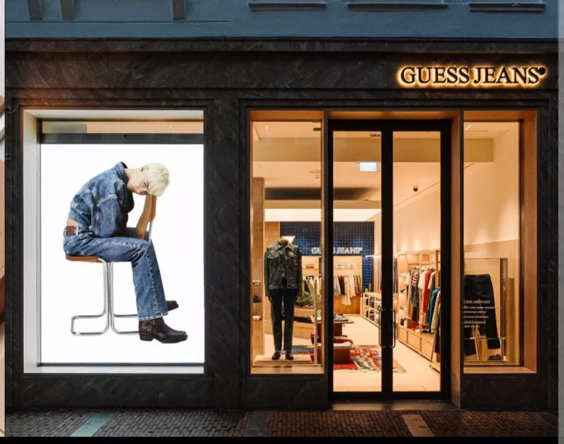 La estrategia de Guess para no quedar atrapada en la nostalgia de los 90