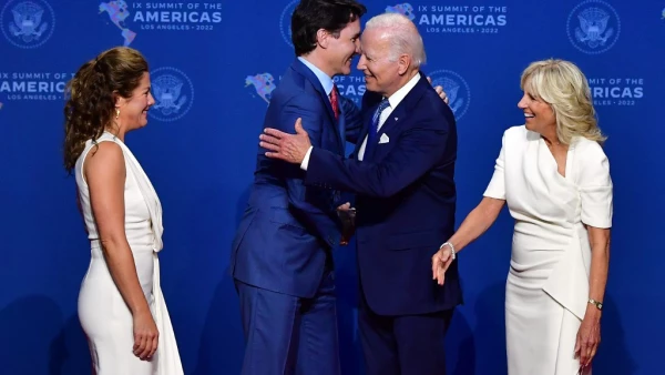 El presidente de EE. UU., Joe Biden (segundo a la derecha) y la primera dama, Jill Biden (derecha), saludan al primer ministro de Canadá, Justin Trudeau (segundo a la izquierda), y a su esposa, Sophie Gregoire Trudeau, cuando llegan a la 9.ª Cumbre de las Américas en el Centro de Convenciones de Los Ángeles en Los Ángeles. Ángeles, California.