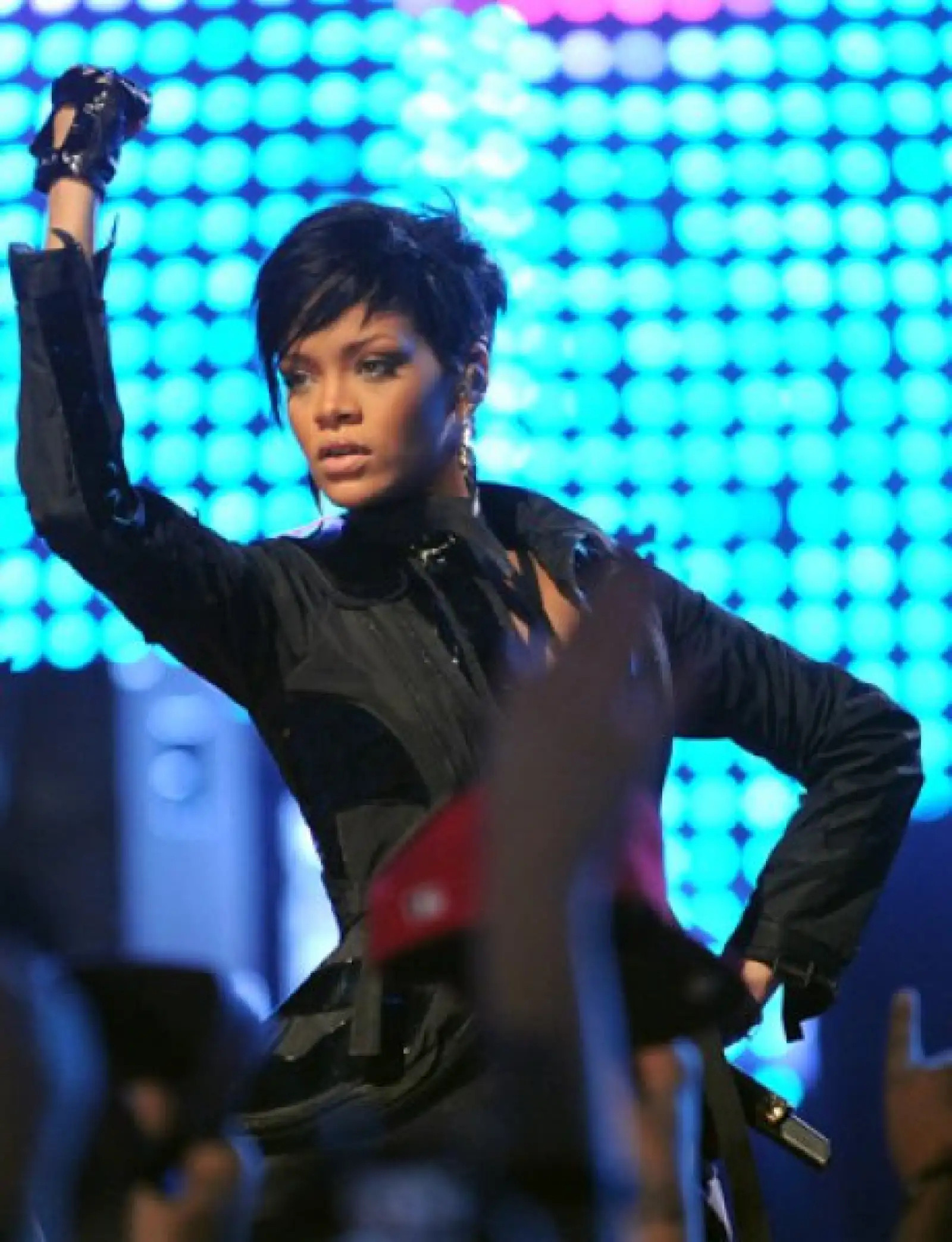 Actrices como Rebeca de Alba, Rosario Dawson y Kerry Washington unieron sus voces para acabar con la violencia hacia las mujeres y el caso de Rihanna fue discutido durante una comida organizada por la campaña V-Day.