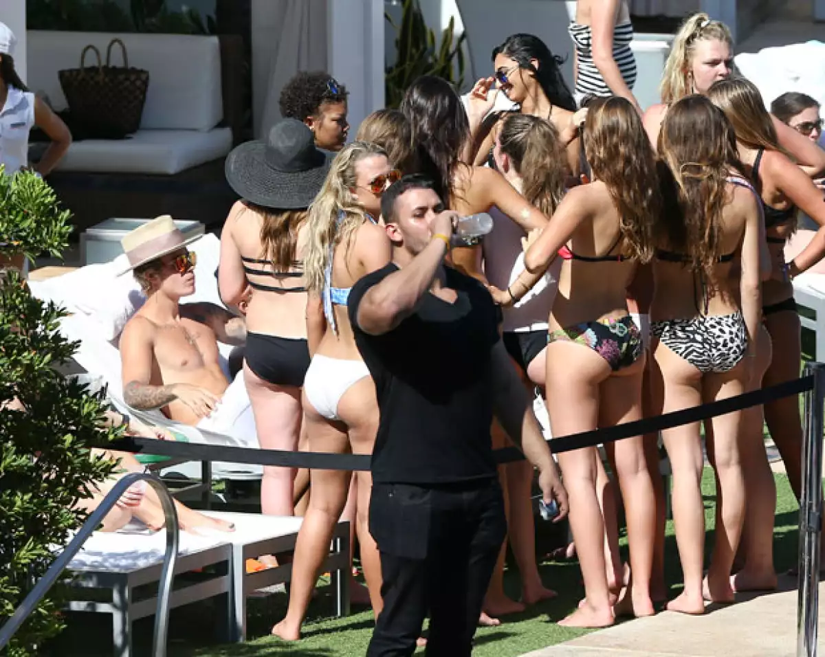 El cantante pasó su cumpleaños en una gran fiesta en el Caribe, en donde estuvo acompañado de una modelo, pero al parecer eso no fue suficiente pues la fiesta continua.