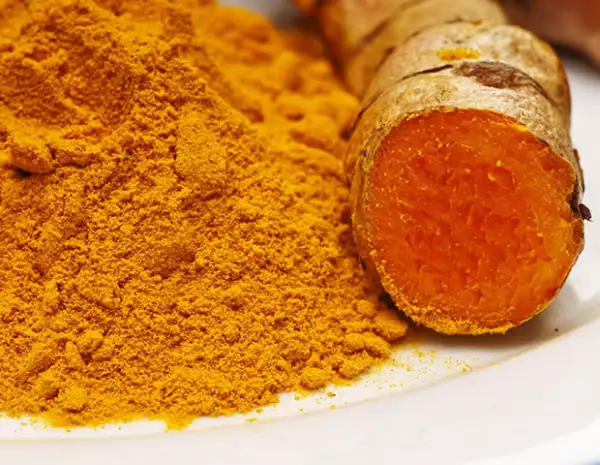 La cúrcuma se conoce por sus impresionates beneficios curativos y medicinales.