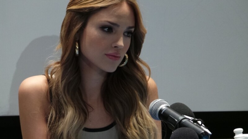 Eiza González durante la conferencia de prensa, en la que lucía un poco nerviosa.