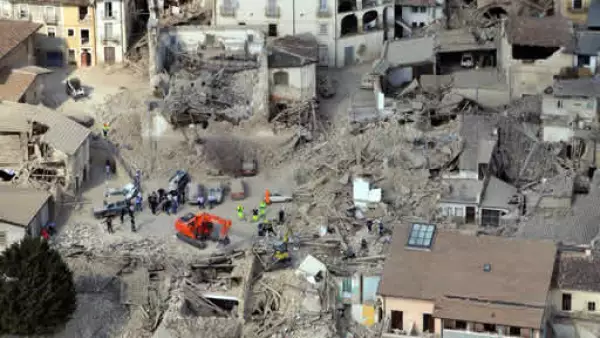 El sismo ocurrió poco después de las 3:30 hora local (01:30 GMT) del lunes, y destruyó casas, viejas iglesias y otros edificios en 26 ciudades y aldeas.