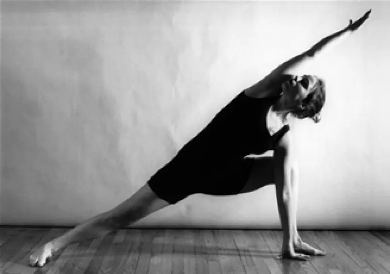Una sesión de yoga con un entrenador personal te puede costar desde 350 a 500 pesos.  (Foto: Cortesía SXC)