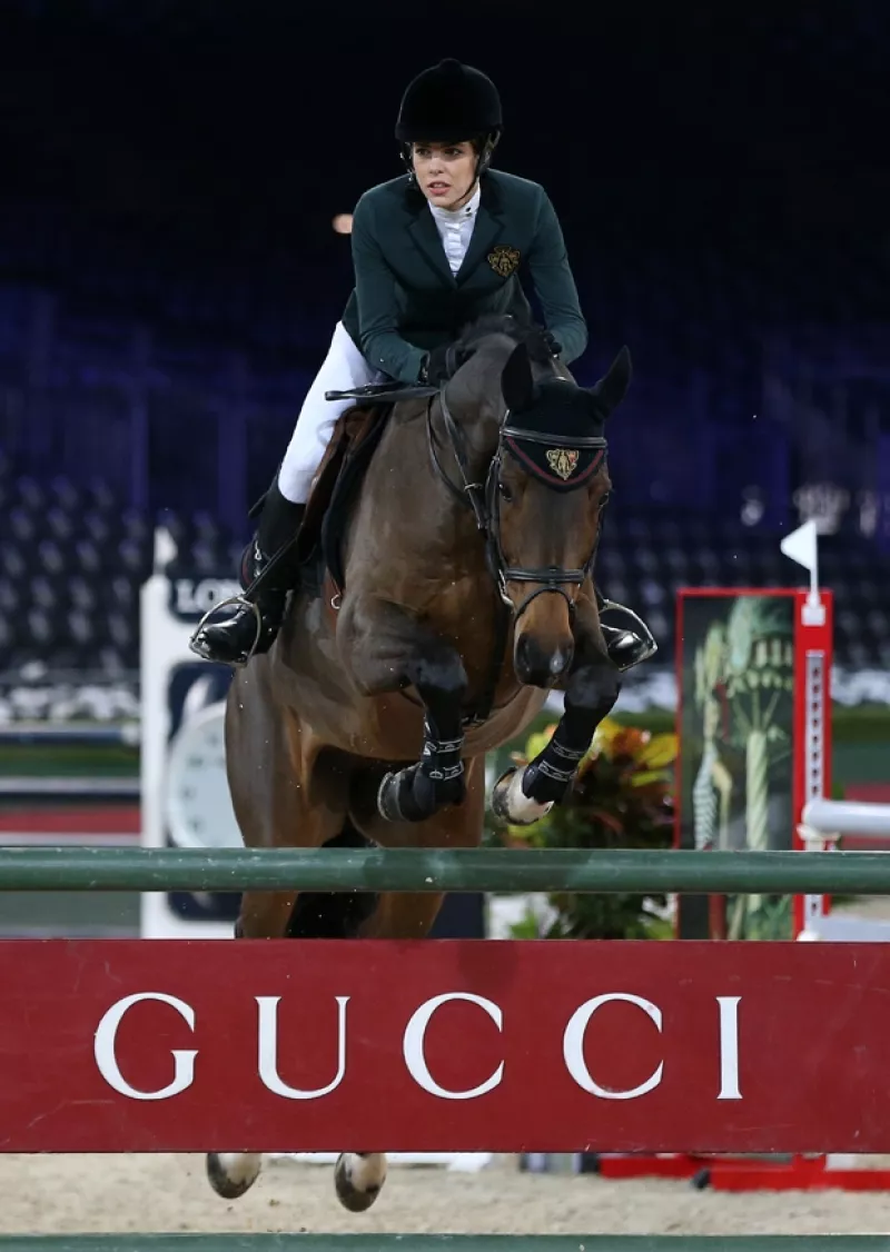 La hija de Carolina de Mónaco asistió a la competencia de salto 'Gucci Masters' hoy en París, retomando su pasatiempo favorito.