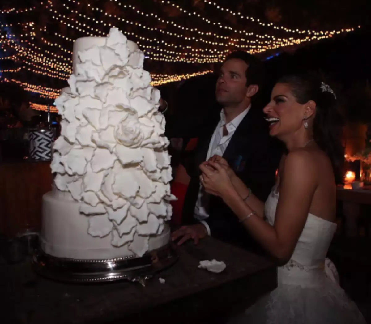 Los novios cortaron el pastel.