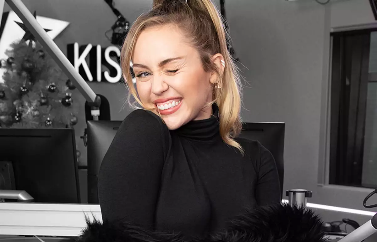 Miley-Cyrus-Total-Black-Detalles-Gucci-Chanel-looks
