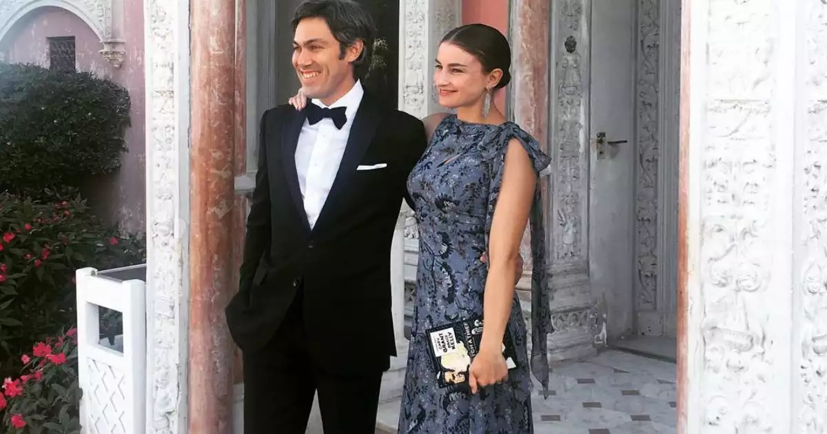 Chloe-Malle-y-su-esposo-en-evento-formal.jpg