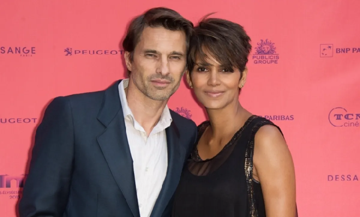 La pareja espera un niño, reveló espontáneamente el feliz papá durante una presentación en Francia.