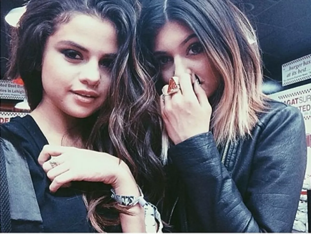 Selena y Kylie fueron vistas en el festival de música Coachella.