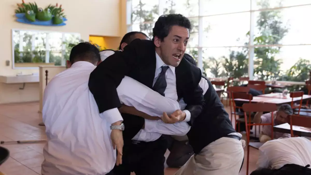 Fotograma de la nueva serie de Prime Video en la que se ve a Paco Stanley y Mario Bezares bailando.