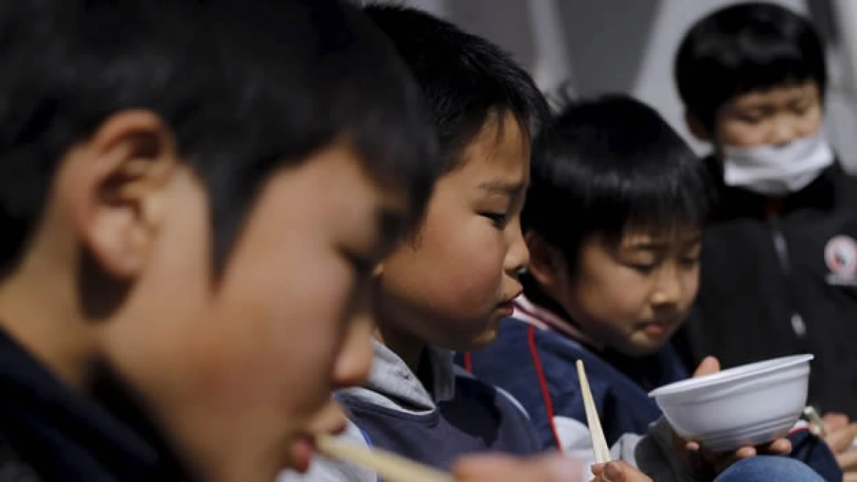 niños japoneses comen