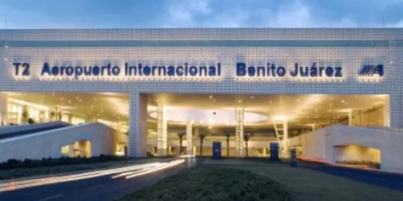 Dos policías federales murieron este lunes durante una balacera en la terminal 2 del Aeropuerto Internacional de la Ciudad de México (AICM).