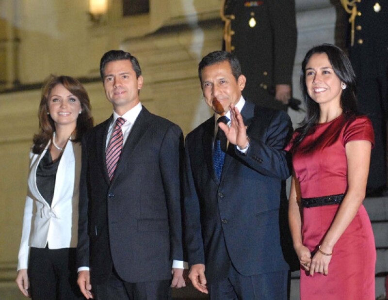 El Presidente electo de México y su esposa fueron recibidos por el mandatario de Perú, Ollanta Humala, en compañía de su esposa Nadine Heredia.