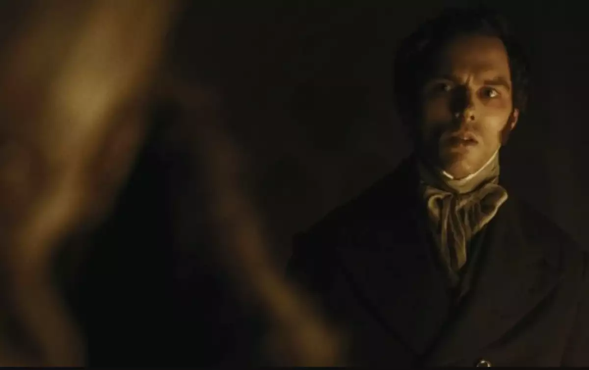 Foto de una escena de 'Nosferatu', pelicula de 2024, con Nicholas Hoult como Thomas Hutter, esposo de la mujer acosada por Nosferatu.