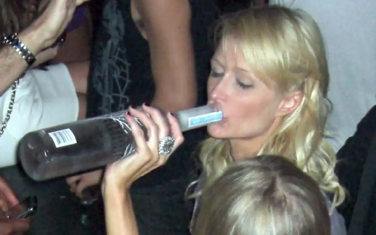 La intérprete de "Stars are blind" se divirtió en Miami en compañía de su hermana y algunos amigos.