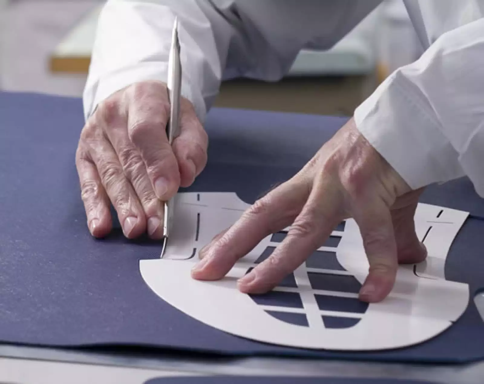 Un artesano de la firma corta a mano el cuero Saffiano -proviene de terneros criados en Italia con un proceso que lo protege de manchas y rayones-, utilizando un molde precortado. Posteriormente, s...