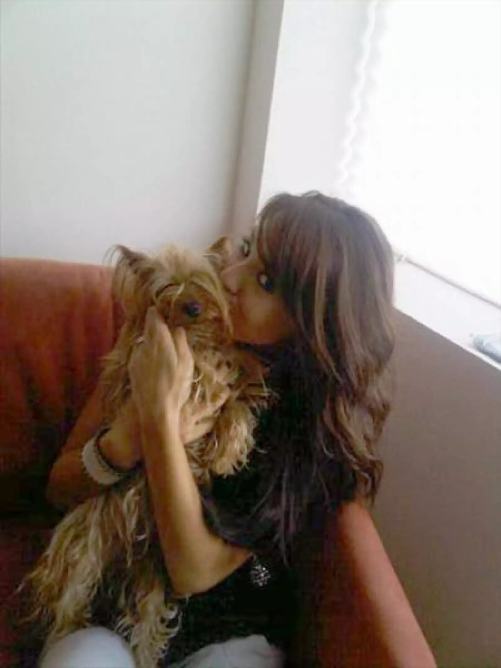 Una adorable Danna Paola besa a su adorable perrita.