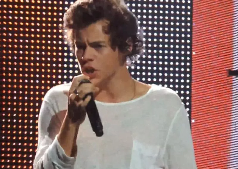 Durante un concierto en Pittsburgh un video aficionado logró captar el momento en el que el vocalista se encontraba detrás del escenario, tratando de reponerse de un fuerte malestar estomacal.