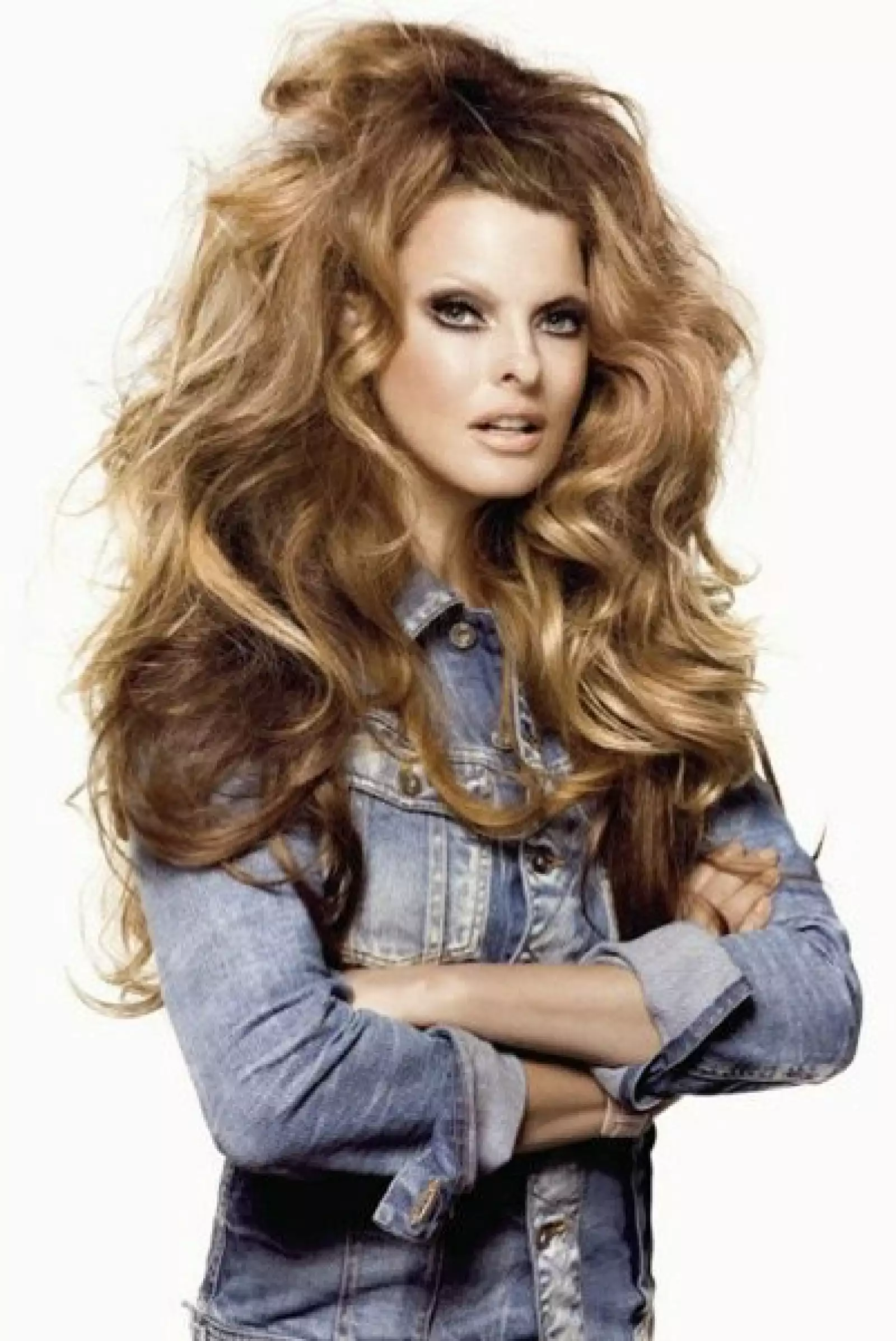 Mucho volumen y maquillaje a lo Brigitte Bardott.