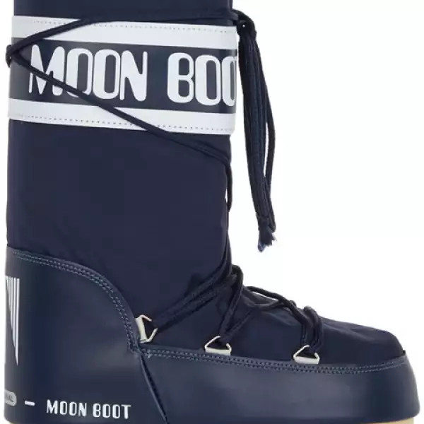 Unas moon boots son infalibles para la nieve, pues te ayudarán a que no te resbales ni le entre agua.