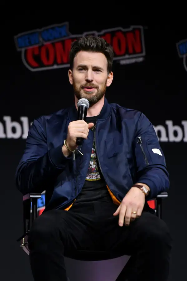 Noticias Chihuahua PAUSA.MX Chris Evans reaparece -con anillo- y presume sus dos bodas con Alba Baptista Chris Evans con su anillo de casado en la Comic Con de NY 2023