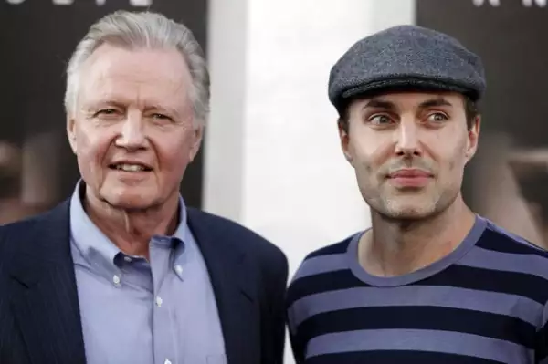Aquí el papá de Angelina, Jon Voight, y su hermano James Haven.