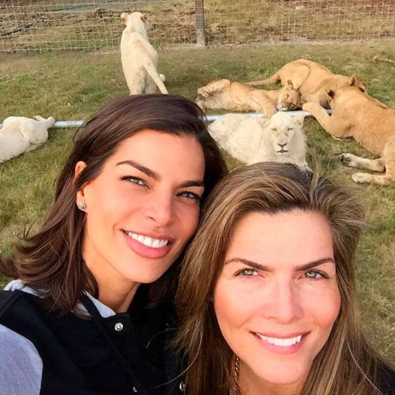 La selfie que no podía faltar aun con temor a los felinos.