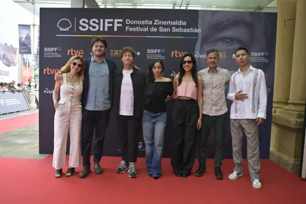 Julia Cherrier, Pablo Guerrero, Rodrigo García, Anna Díaz, Paola Cortés, Gustavo Sánchez, Ernesto Meléndez en la premier en San Sebastián de Morro. 