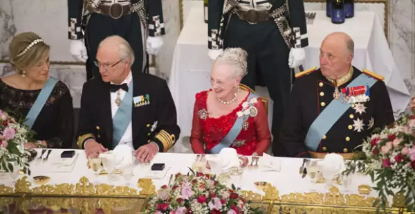 Se sentó al lado de la reina de Holanda, el de Suecia y el de Noruega.