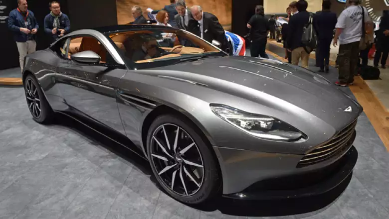 7. Aston Martin DB11. Sus características principales: carrocería de aluminio, motor V12 biturbo de 5.2 litros y 600 hp.