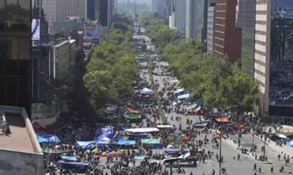 Los maestros colocaron hules y casas de campaña sobre Reforma. (Foto: Cuartoscuro )