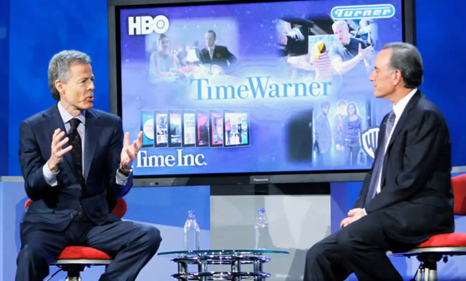 En el Consumer Electronics Show (CES) se reúnen los principales ejecutivos de las empresas de tecnología para mostrar sus nuevos equipos y nuevas tendencias digitales. A la izquierda, Jeffrey Bewkes, CEO de Time Warner, platica con su homólogo de Verizon,