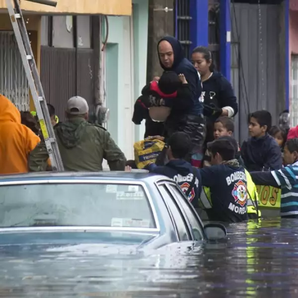 Elementos de Protección Civil y bomberos realizaron maniobras de rescate a familias afectadas por las lluvias de este domingo en Michoacán