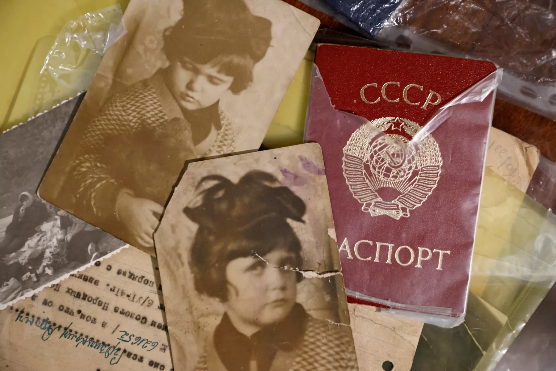 Fotografías antiguas y pasaporte de la Unión Soviética de una sobreviviente del Holocausto de 92 años y refugiada ucraniana de Kyiv, Iya Rudzitskaya, yacen sobre la mesa en su piso de una habitación en Cracovia, Polonia, el 16 de enero de 202