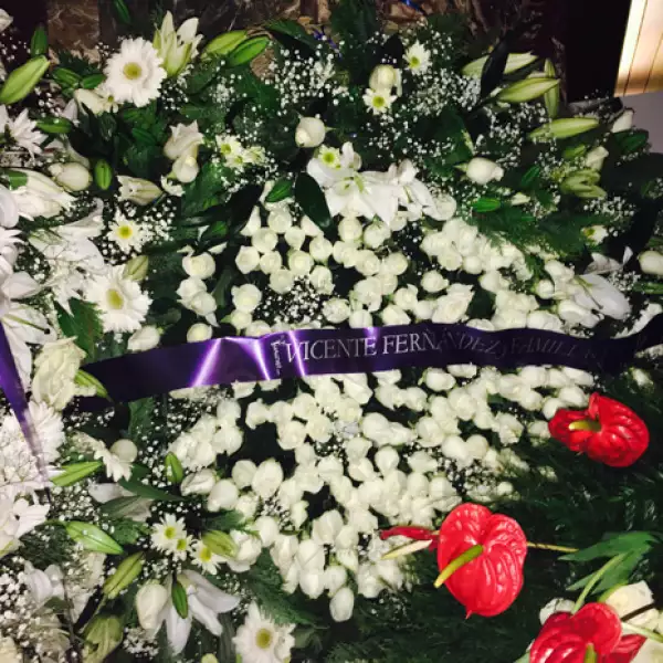 Vicente Fernández mandó una corona en memoria de Juan Gabriel.