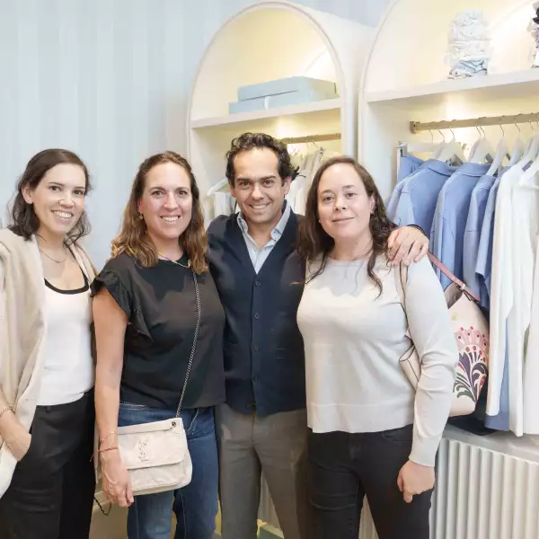 Cecilia Santamarina y Paulina Nales con Santiago y Sofía Villalobos