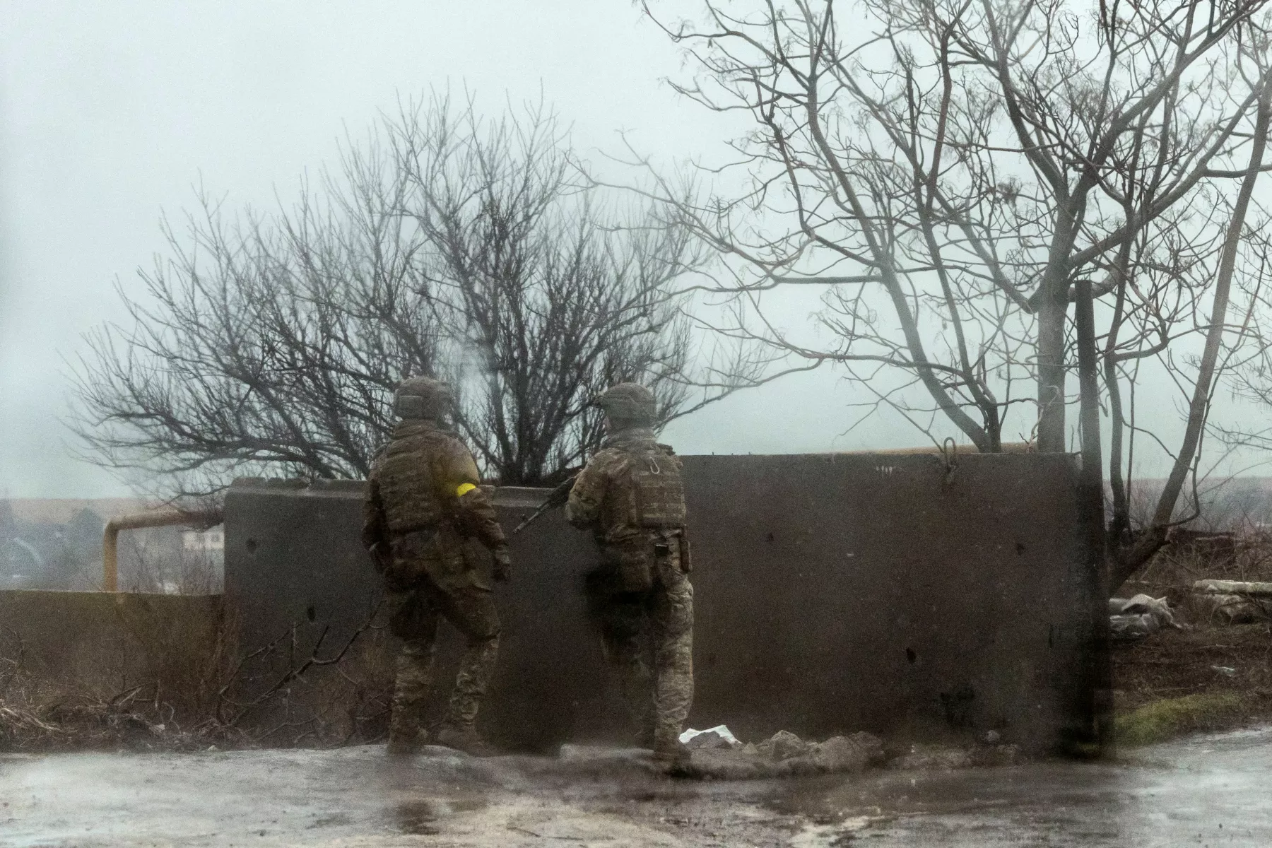 Los miembros del servicio de las fuerzas armadas de Ucrania toman posesión cerca del puerto de Mariupol. 