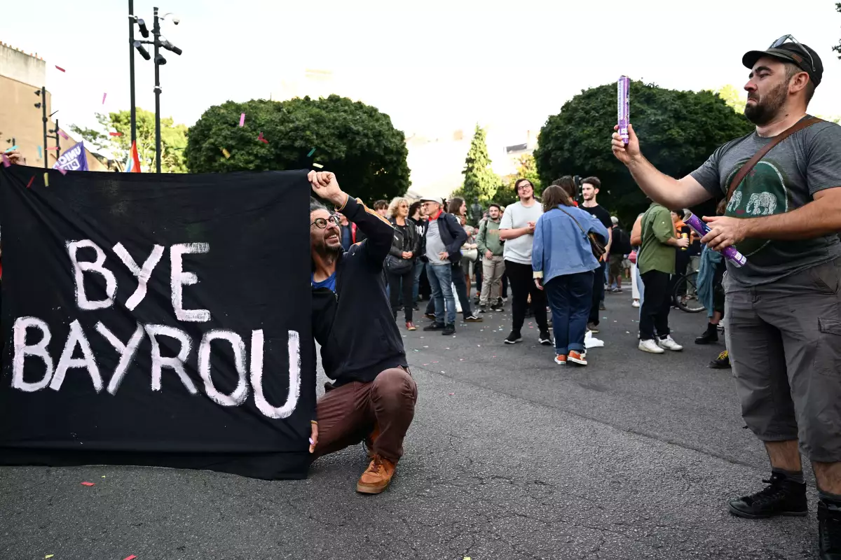 Francia, entre la lucha parlamentaria y la amenaza de un conflicto en Europa