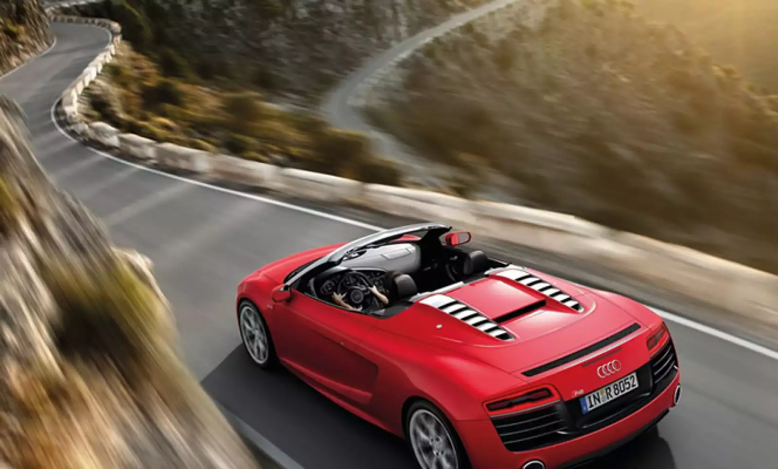 En la parte trasera cuenta con dos salidas de escape en los extremos con terminaciones cromadas.