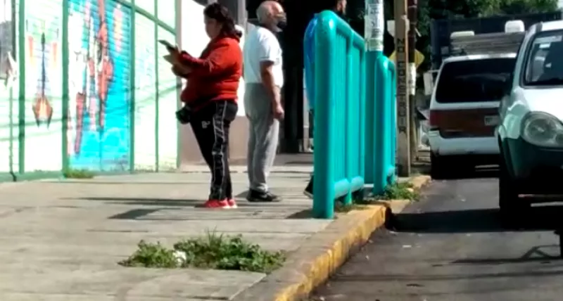 En un recorrido se detectó personas pasando lista afuera de las casillas.