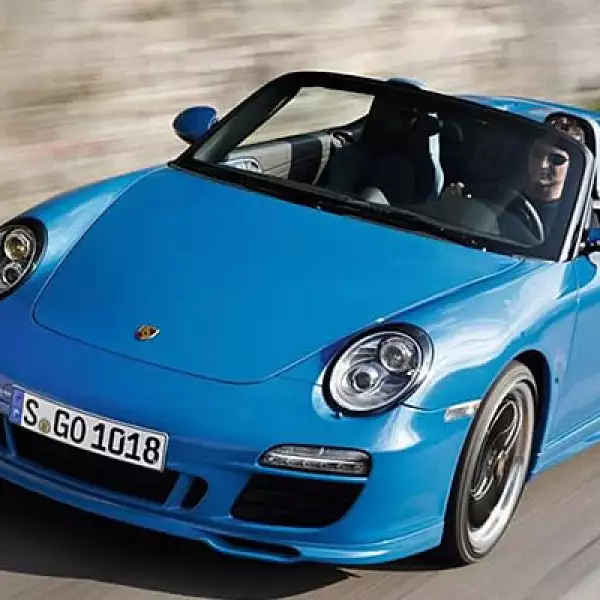 La alemana Porsche le exprime todavía más jugo a su emblemático 911, en esta ocasión con una edición limitada a 356 unidades (en honor al Porsche 356, que fuera el primero en ser denominado como Speedster).