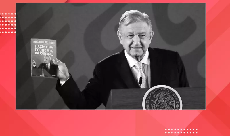 AMLO con su libro